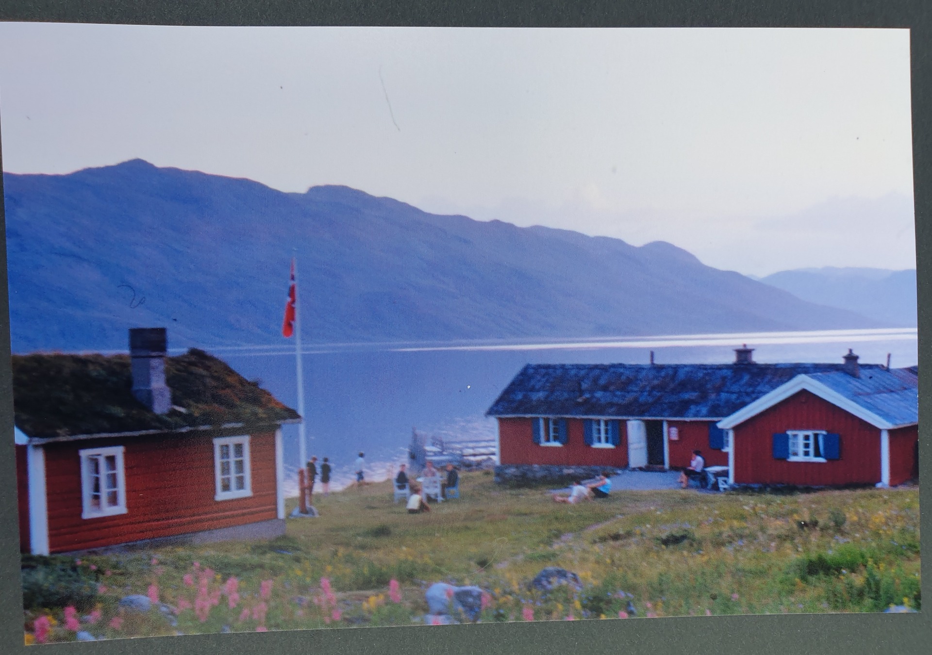 Turen starter her. Torfinnsbu som var min første overnattingshytte i Jotunheimen. Jeg tok bildet i 1965. Den gang ble den drevet som sæter og hadde melkekyr på tunet. På sætra var det danske budeier.