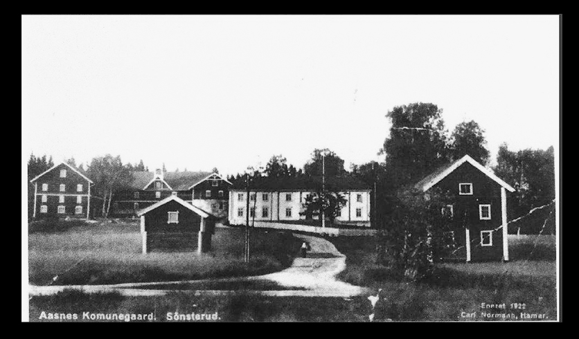 Slik så Sønsterud ut rundt 1915. Sønsterud er fortsatt et bygdesenter; nå som en kommunegård. Her ser vi hovedbygningen på Sønsterud samt  noen av driftsbygningene.