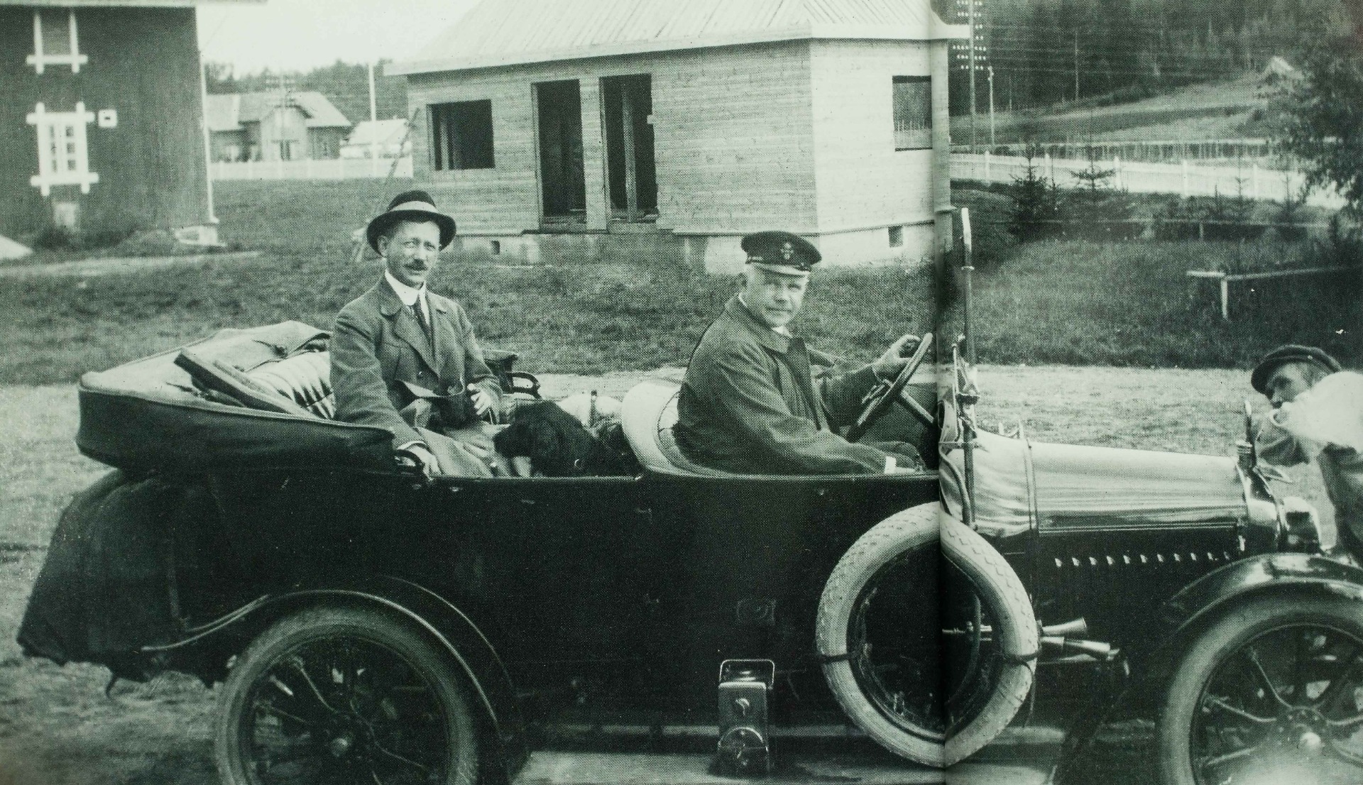 Her sitter Sigurd Svenneby ved rattet noe senere, på vei til jakt i Østerdalen. Legge merke til KNA-merket i lua hans.