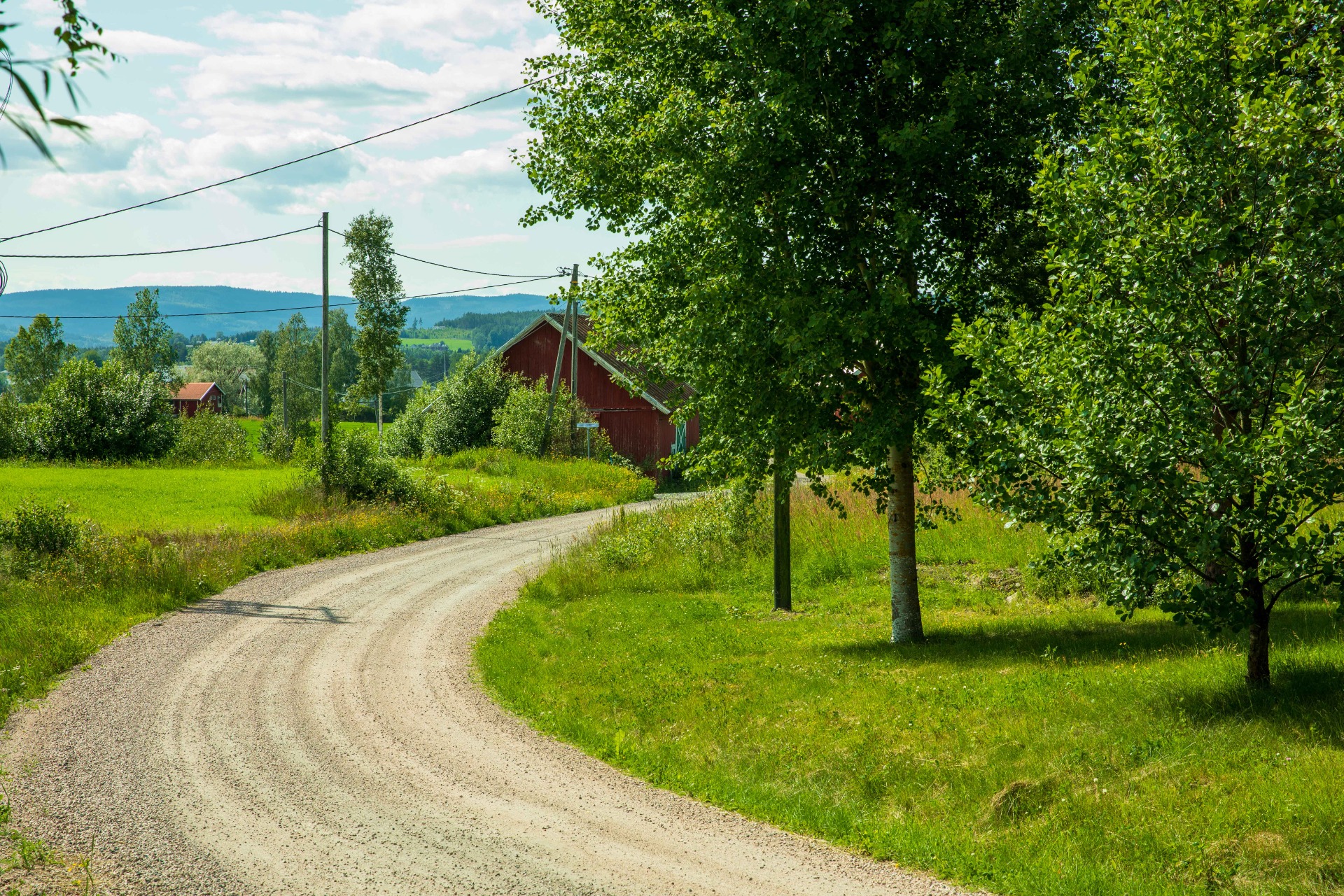 Nede i svingen ser vi "verkstedet" til Botolf, en av fars onkler. Her har han redskapen sin og kanskje en hest? Botolf er tømmerkjører og smed og er en altmuligmann på skauen.