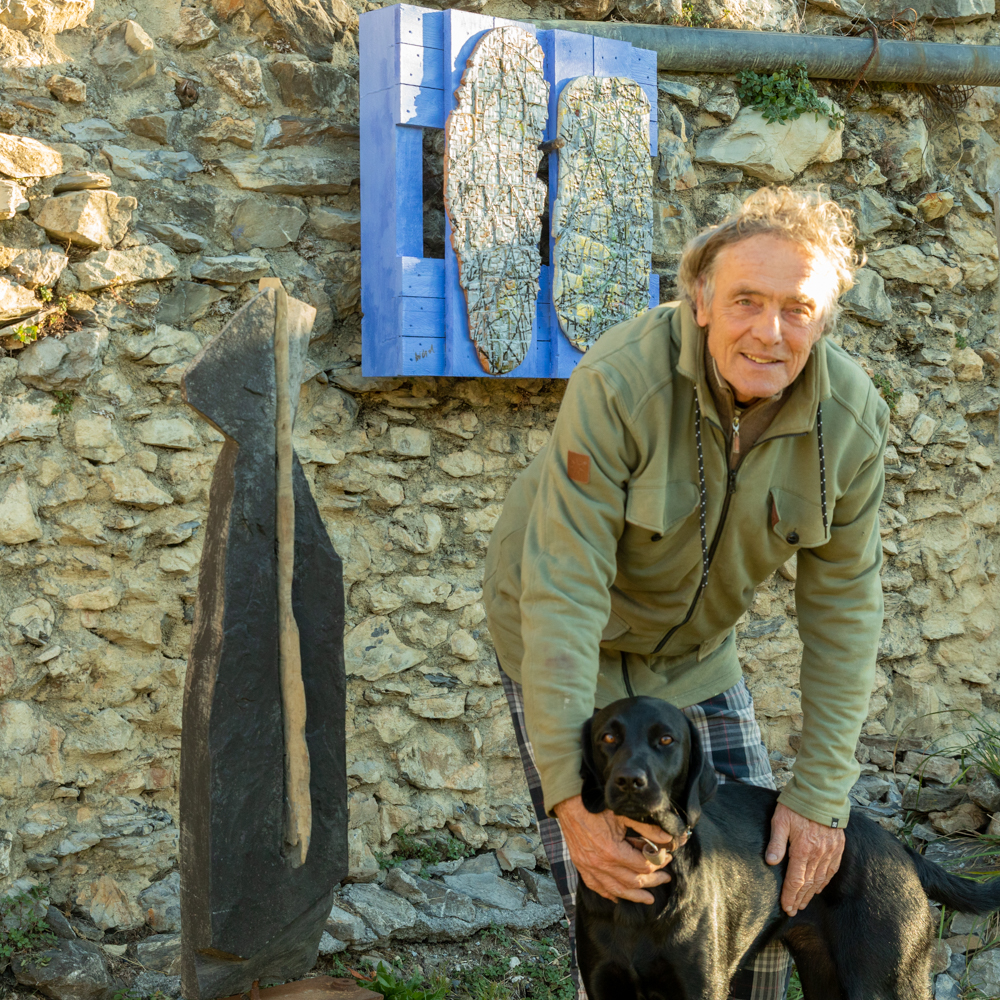 Leo med sin Nina foran sine siste kunstverk