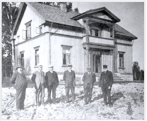 Åsnes sparebank på Sønsterud. Dette er nok bankdireksjonen med kasserer Otto Sjøli til høyre. Det var han som betalte ut sluttoppgjøret for tømmerhogsten vinteren 1914_15 til min oldefar Henrik Tomasson Lehmoinen.